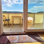 And Cozy With A Veranda Διαμέρισμα